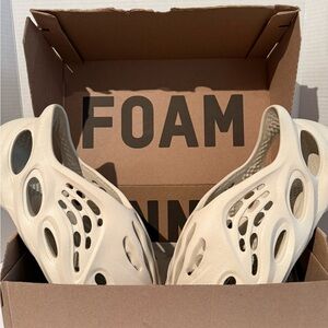 Yeezy Foam Runners in Off-White/Cream